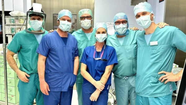 Berit Klinik: Erste Operation mit Velys Robotic-Assisted Solution gelungen